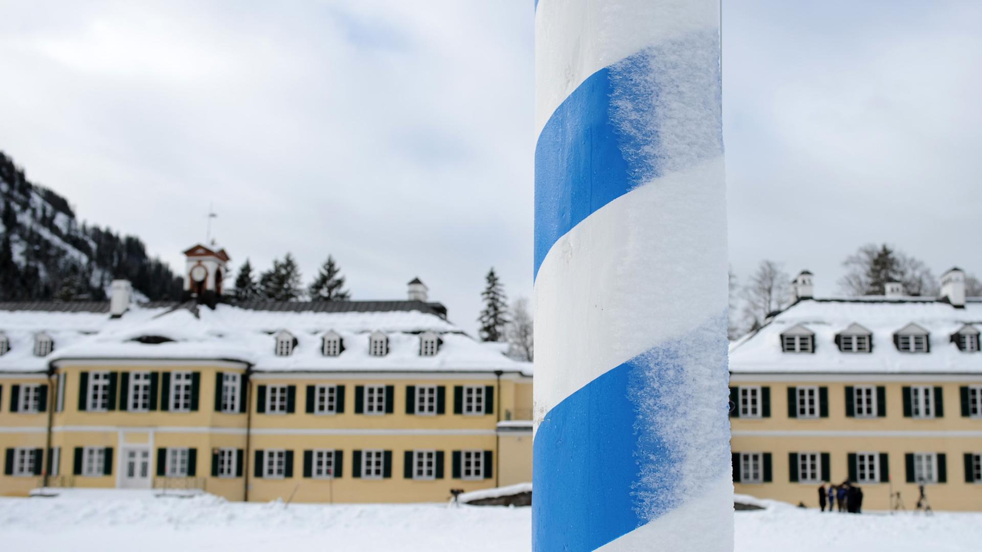 Schnee liegt vor Beginn der traditionellen CSU-Winterklausur vor dem Tagungshaus der Hanns-Seidel-Stiftung in Wildbad Kreuth (Bayern). Im Vordergrund ein Pfeiler mit blau-weißem Papier verkleidet. Schnee liegt vor Beginn der traditionellen CSU-Winterklausur vor dem Tagungshaus der Hanns-Seidel-Stiftung in Wildbad Kreuth (Bayern). Im Vordergrund ein Pfeiler mit blau-weißem Papier verkleidet.