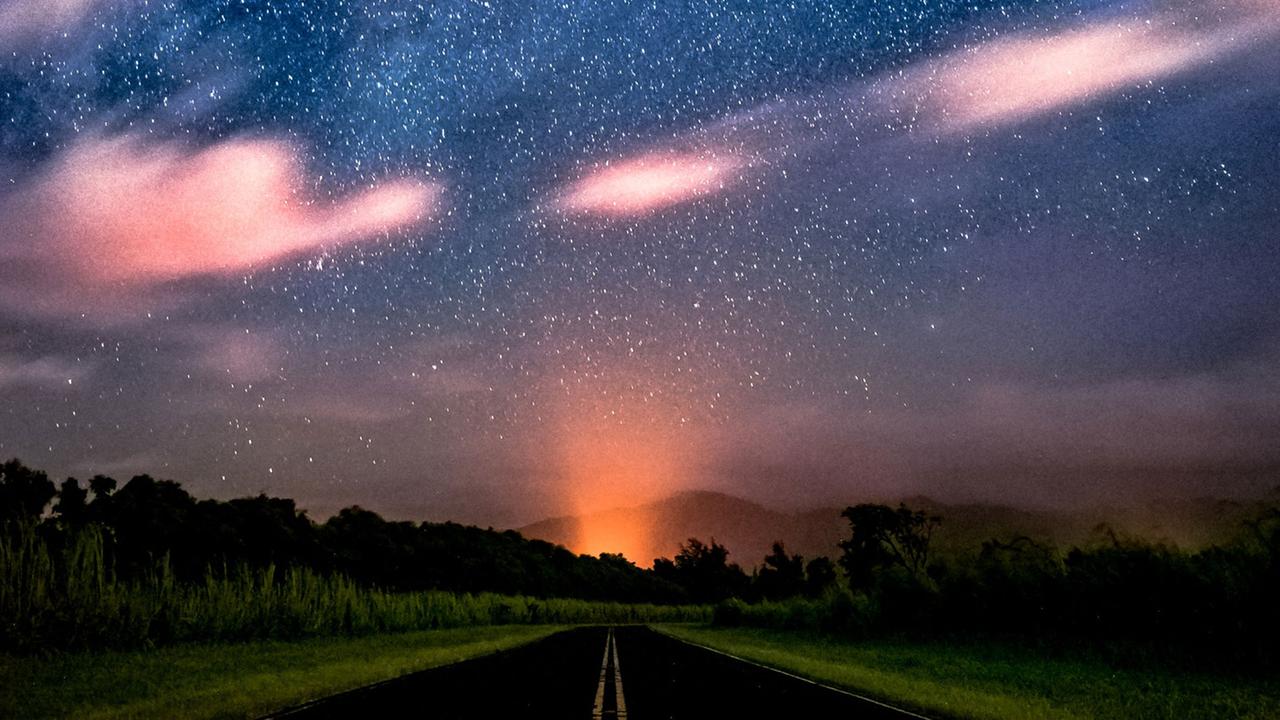 Straße in der Nacht mit Sternenhimmel Straße in der Nacht mit Sternenhimmel