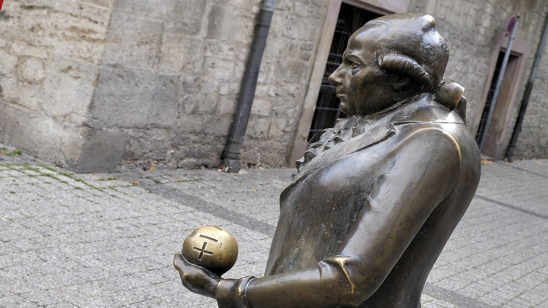 Skulptur von Georg Christoph Lichtenberg in Göttingen Skulptur von Georg Christoph Lichtenberg in Göttingen