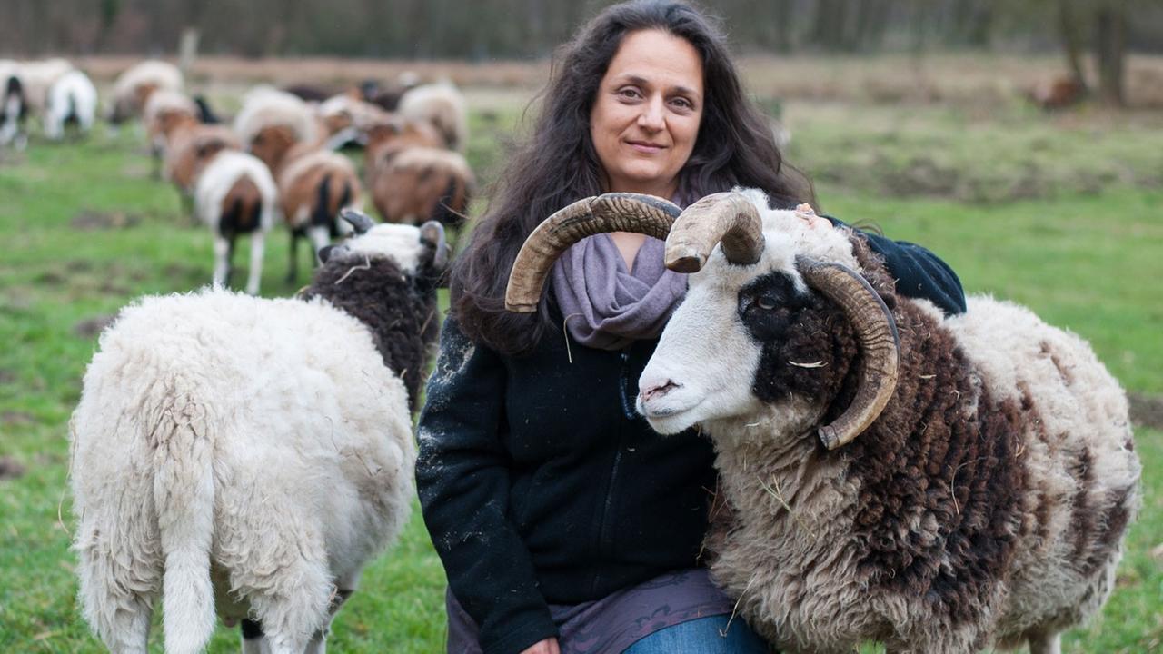 Die Schriftstellerin Hilal Sezgin sitzt am 17.03.2014 in der Lüneburger Heide neben einem Jacobsschaf. Die Schriftstellerin Hilal Sezgin sitzt am 17.03.2014 in der Lüneburger Heide neben einem Jacobsschaf.