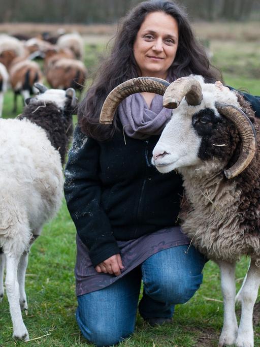 Die Schriftstellerin Hilal Sezgin sitzt am 17.03.2014 in der Lüneburger Heide neben einem Jacobsschaf.
