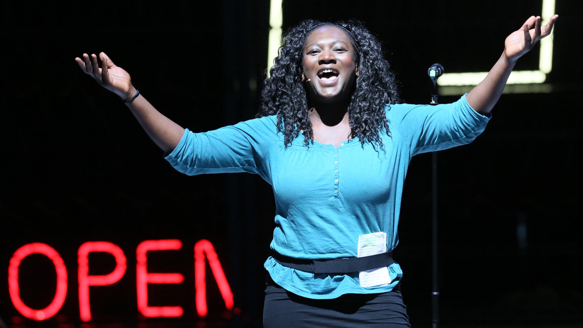 Die Schauspielerin Thelma Buabeng steht am 30.04.2015 bei der Probe zum Theaterstück "Die Schutzbefohlenen" im Haus der Berliner Festspiele in Berlin auf der Bühne. Das Stück von Elfriede Jelinek in einer Inszenierung von Nicolas Stemann ist eine der zehn Inszenierungen, die zum 52. Berliner Theatertreffen eingeladen wurden. Die Schauspielerin Thelma Buabeng steht am 30.04.2015 bei der Probe zum Theaterstück "Die Schutzbefohlenen" im Haus der Berliner Festspiele in Berlin auf der Bühne. Das Stück von Elfriede Jelinek in einer Inszenierung von Nicolas Stemann ist eine der zehn Inszenierungen, die zum 52. Berliner Theatertreffen eingeladen wurden.