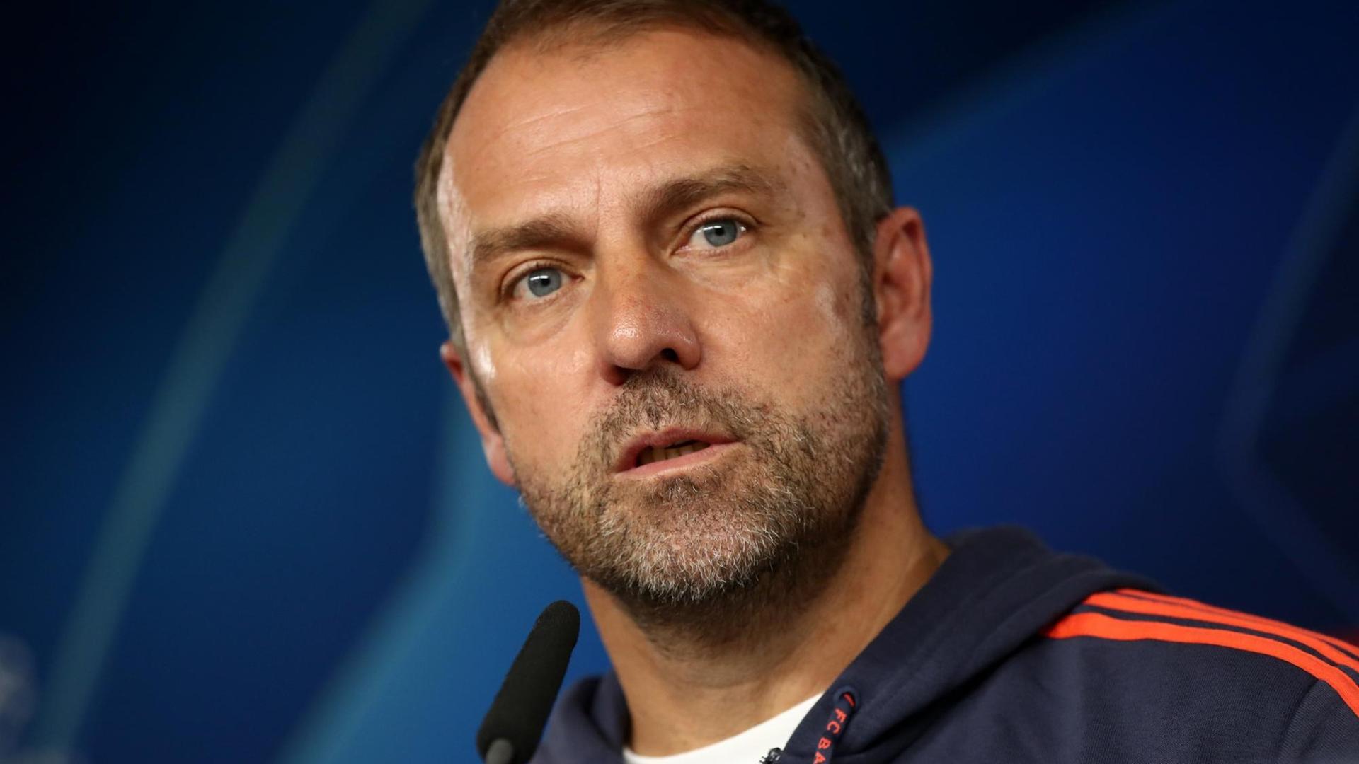Hans-Dieter Flick, Interimstrainer des FC Bayern München, spricht während einer Pressekonferenz. Hans-Dieter Flick, Interimstrainer des FC Bayern München, spricht während einer Pressekonferenz.