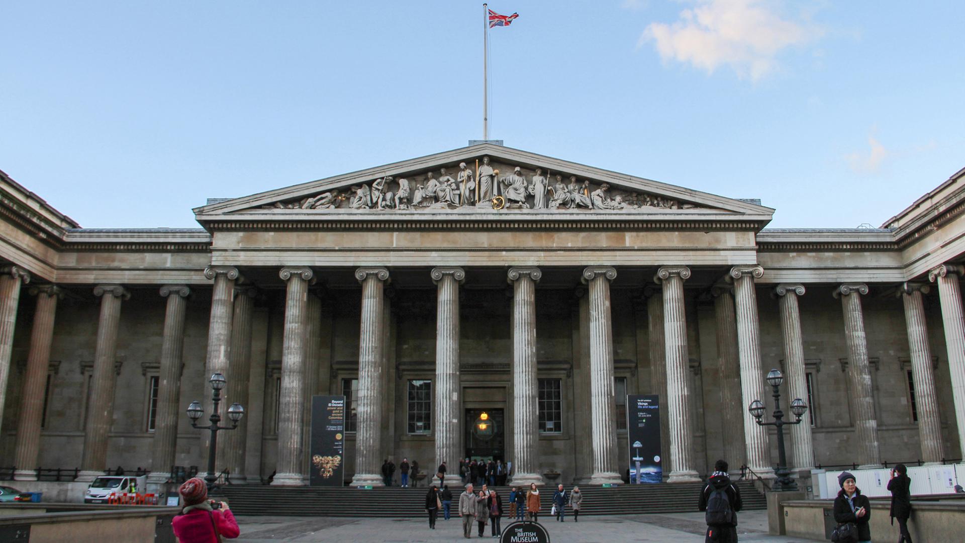 Eingangsportal des British Museum in London Eingangsportal des British Museum in London