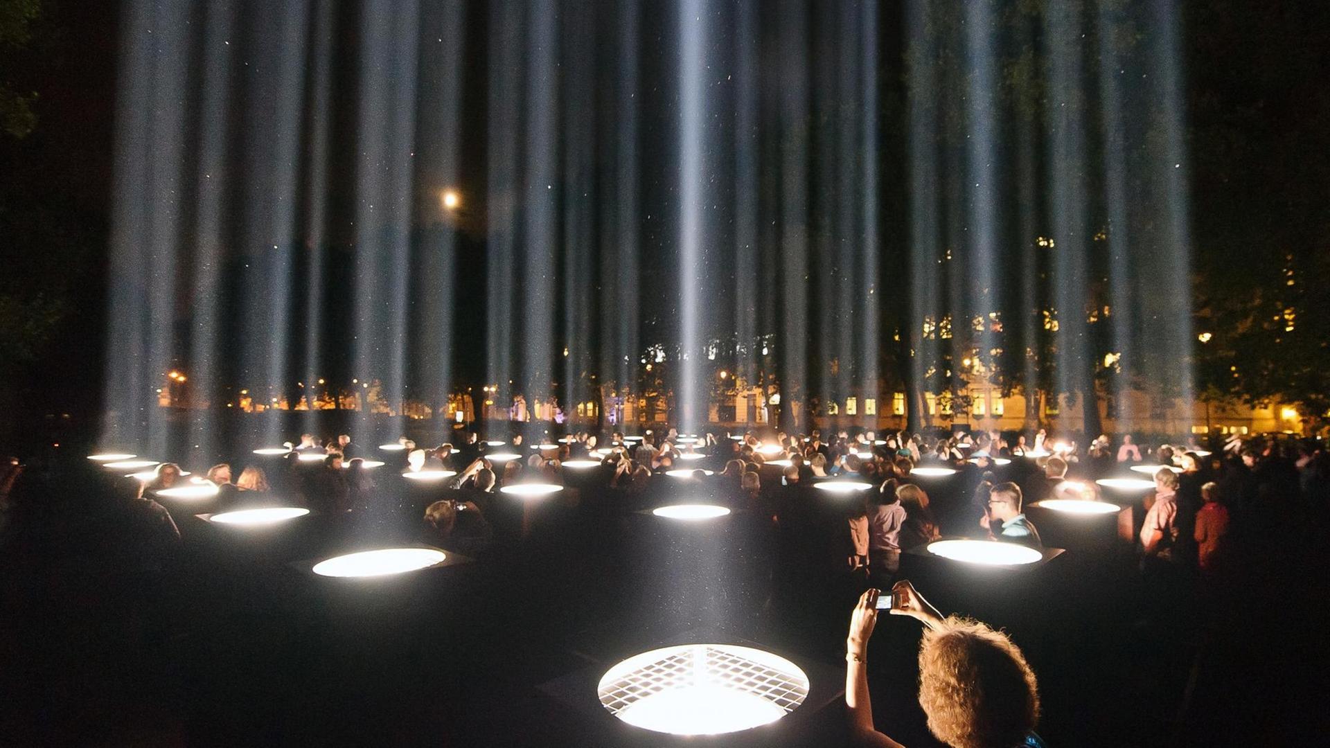 Lichtinstallation mit vielen Strahlern, die senkrechte Lichtsäulen formen. Lichtinstallation mit vielen Strahlern, die senkrechte Lichtsäulen formen.