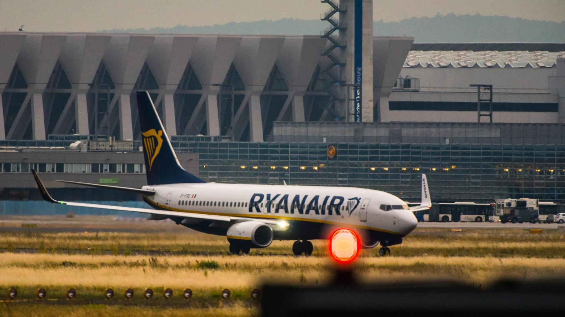 Eine Maschine der irischen Fluggesellschaft Ryanair rollt in Frankfurt am Main am Flughafen-Terminal vorbei.