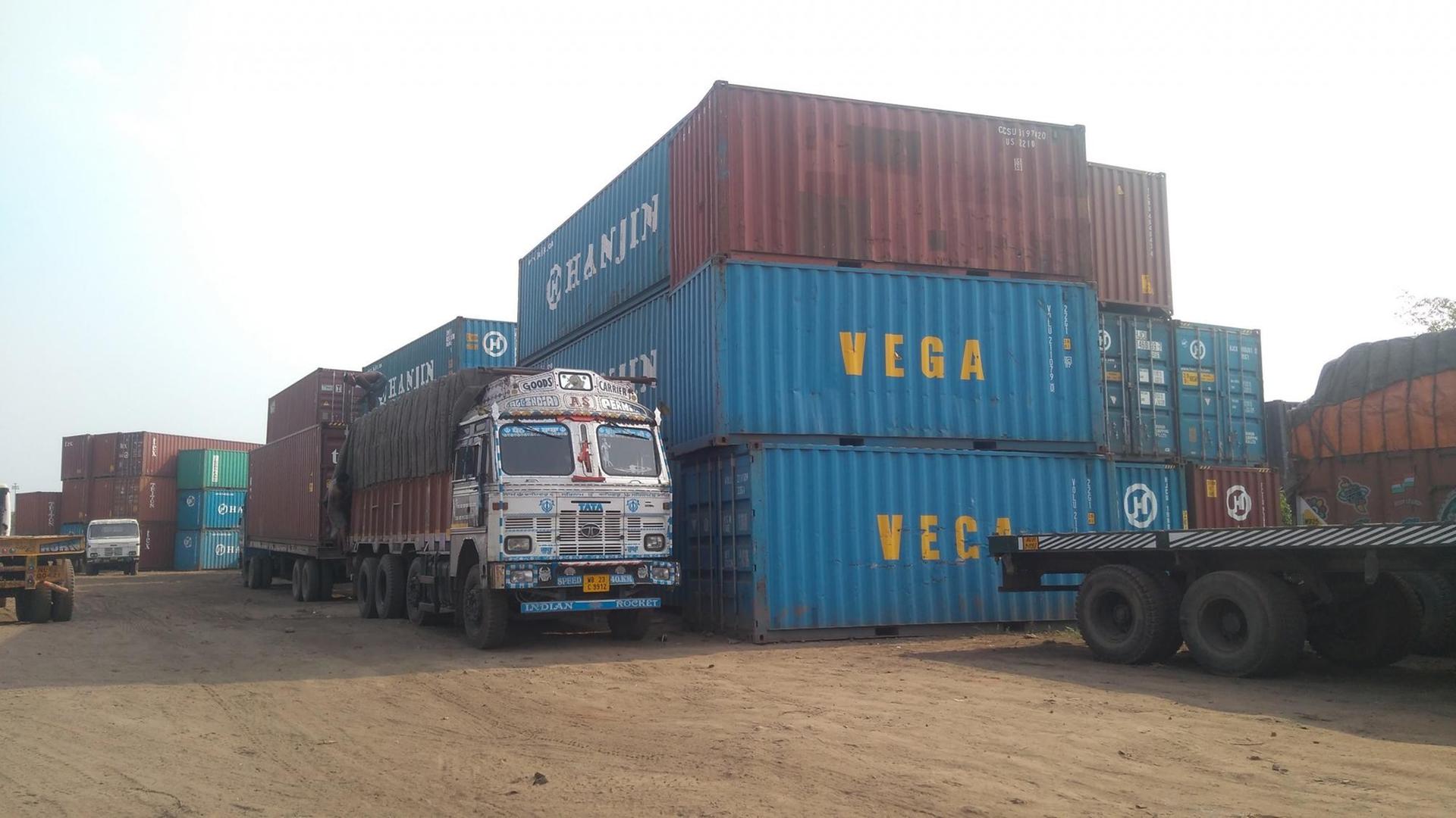 Kolkata, Indien, Containerhafen, 20. Mai 2017. Kolkata zählt zu den internationalen Häfen Indiens. Kolkata, Indien, Containerhafen, 20. Mai 2017. Kolkata zählt zu den internationalen Häfen Indiens.