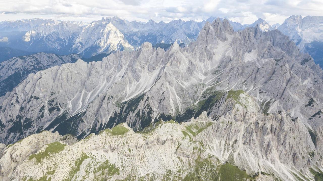 Luftaufnahme der Dolomiten in Südtirol. 