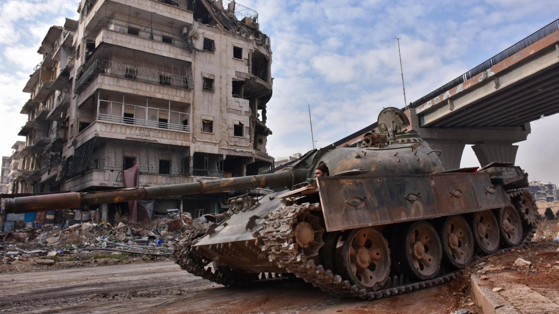 Syrische Truppen in Aleppo, zu sehen ist am 7. Dezember 2016 ein Panzer der Armee in der umkämpften Stadt.