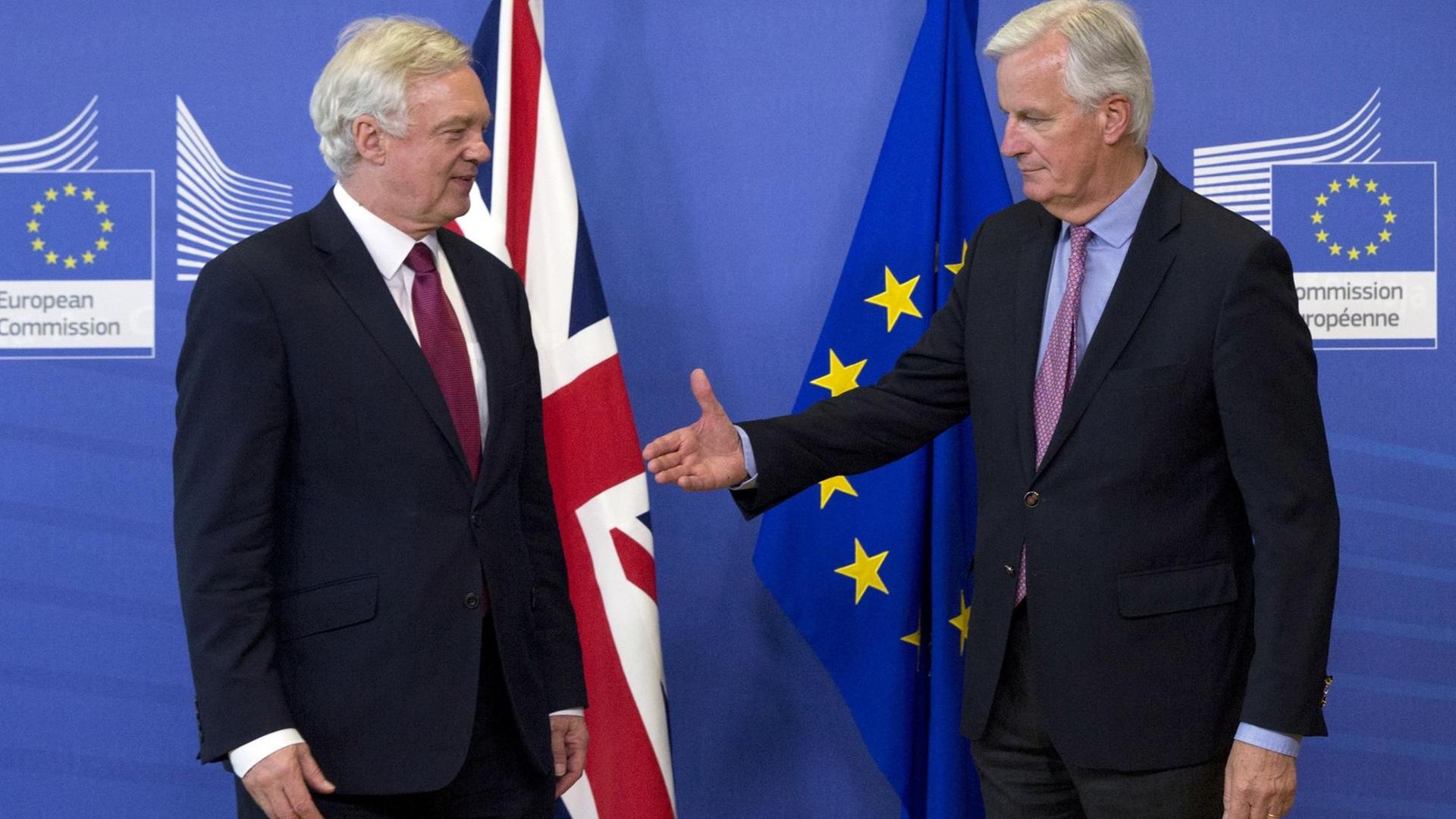 EU-Chefunterhändler Michel Barnier (r) und der britische Brexit-Minister David Davis begrüßen sich am 19.06.2017 bei ihrer Ankunft in Brüssel vor einem gemeinsamen Statement.