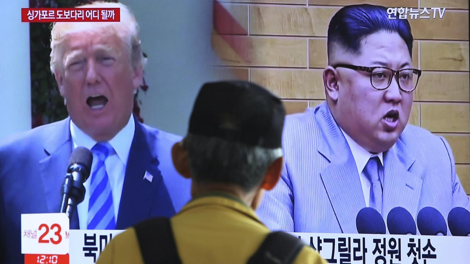 Donald Trump und Kim Jong Un auf Fernsehbildschirmen Donald Trump und Kim Jong Un auf Fernsehbildschirmen
