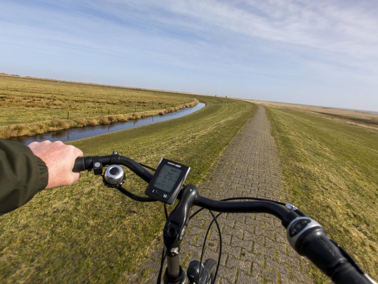 Blick eines Radfahrers bei einer Tour auf einem Deich bei Norderney.