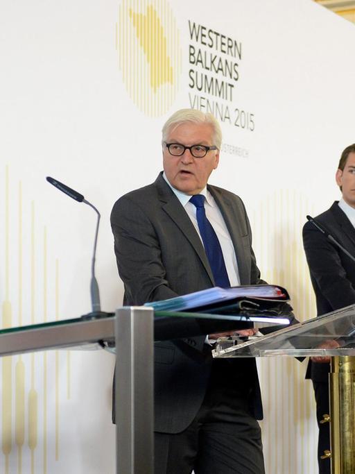 EU-Kommissar Johannes Hahn (von links), Bundesaußenminister Frank-Walter Steinmeier und Österreichs Außenminister Sebastian Kurz bei einer Pressekonferenz zum Auftakt der Westbalkan-Konferenz in Wien