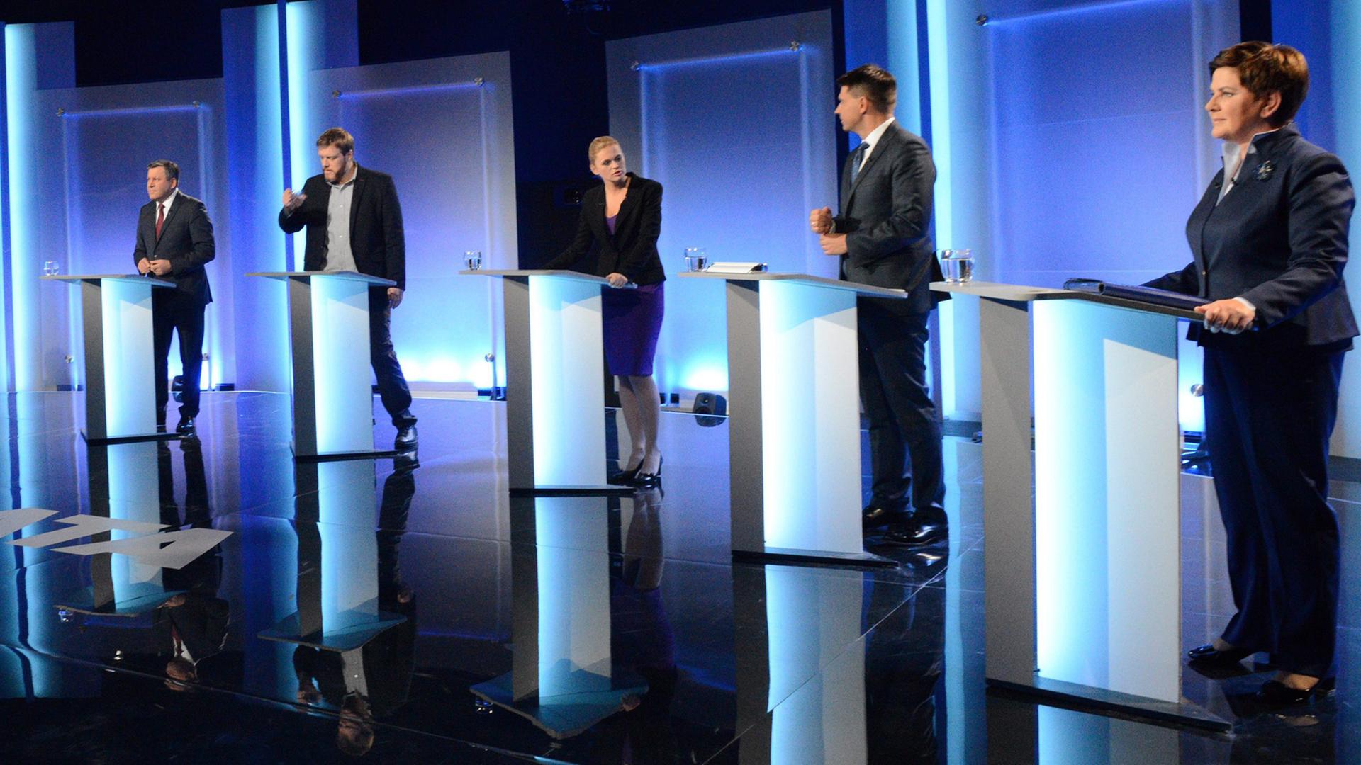 Beata Szydło (r.) diskutiert in einer TV-Debatte mit den anderen Konkurrenten. Beata Szydło (r.) diskutiert in einer TV-Debatte mit den anderen Konkurrenten.