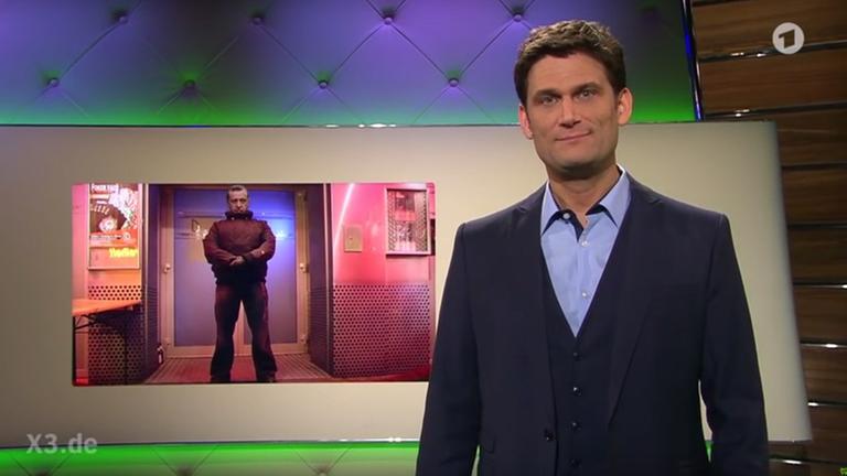 Moderator Christian Ehring moderiert am 17.03.2016 im NDR Studio in Hamburg während der Sendung "extra 3" den satirischen Song: "Erdowie, Erdowo, Erdogan" an. Moderator Christian Ehring moderiert am 17.03.2016 im NDR Studio in Hamburg während der Sendung "extra 3" den satirischen Song: "Erdowie, Erdowo, Erdogan" an.