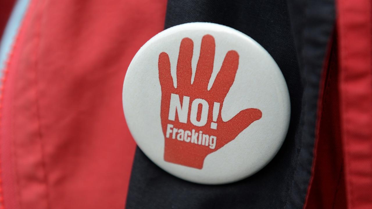 Ein Teilnehmer trägt bei einer Demonstration der Umweltschutzorganisation BUND gegen die Erdgasfördermethode Fracking einen Button mit der Aufschrift "No Fracking". Ein Teilnehmer trägt bei einer Demonstration der Umweltschutzorganisation BUND gegen die Erdgasfördermethode Fracking einen Button mit der Aufschrift "No Fracking".