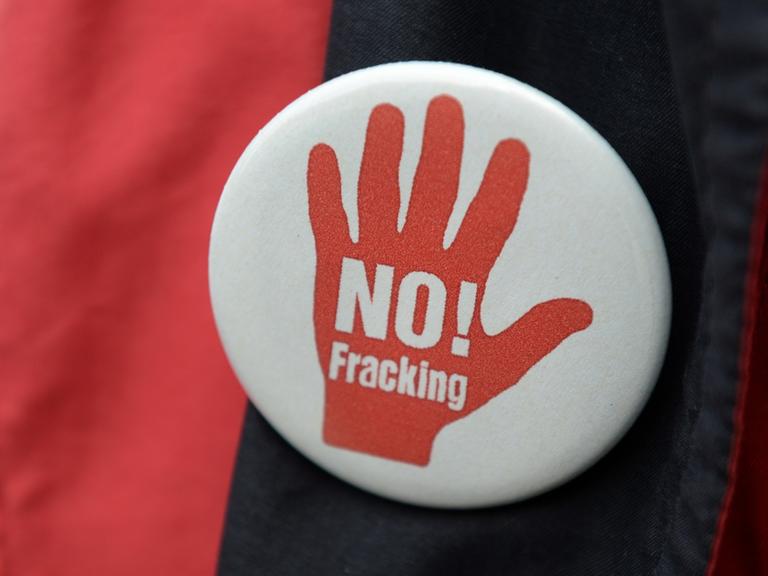 Ein Teilnehmer trägt bei einer Demonstration der Umweltschutzorganisation BUND gegen die Erdgasfördermethode Fracking einen Button mit der Aufschrift "No Fracking".