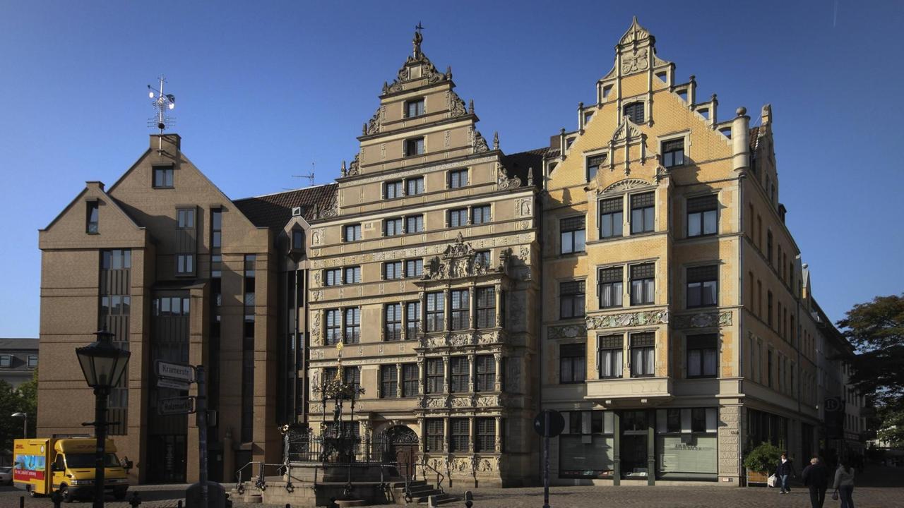 Das Leibnizhaus mit Brunnen am Holzmarkt in Hannover. Das Leibnizhaus mit Brunnen am Holzmarkt in Hannover.