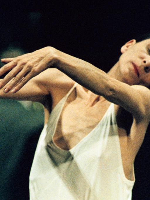 Pina Bausch führt eine Tanzfigur aus.Die weltberühmte Choreografin und Chefin des Wuppertaler Tanztheaters starb am 30. Juni 2009.