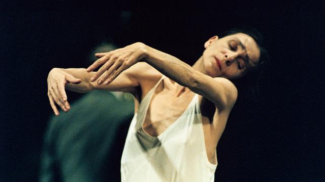 Pina Bausch führt eine Tanzfigur aus.Die weltberühmte Choreografin und Chefin des Wuppertaler Tanztheaters starb am 30. Juni 2009.
