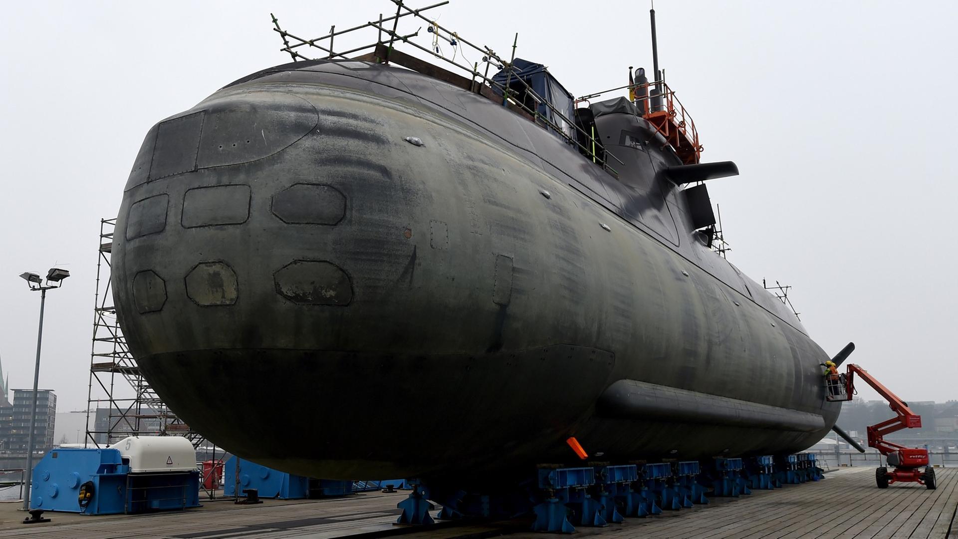 Das deutsche U-Boot U-34 liegt 12.02.2015 zu Inspektionsarbeiten auf der Werft von ThyssenKrupp Marine Systems (TKMS) in Kiel. Das deutsche U-Boot U-34 liegt 12.02.2015 zu Inspektionsarbeiten auf der Werft von ThyssenKrupp Marine Systems (TKMS) in Kiel.