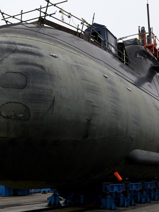 Das deutsche U-Boot U-34 liegt 12.02.2015 zu Inspektionsarbeiten auf der Werft von ThyssenKrupp Marine Systems (TKMS) in Kiel.