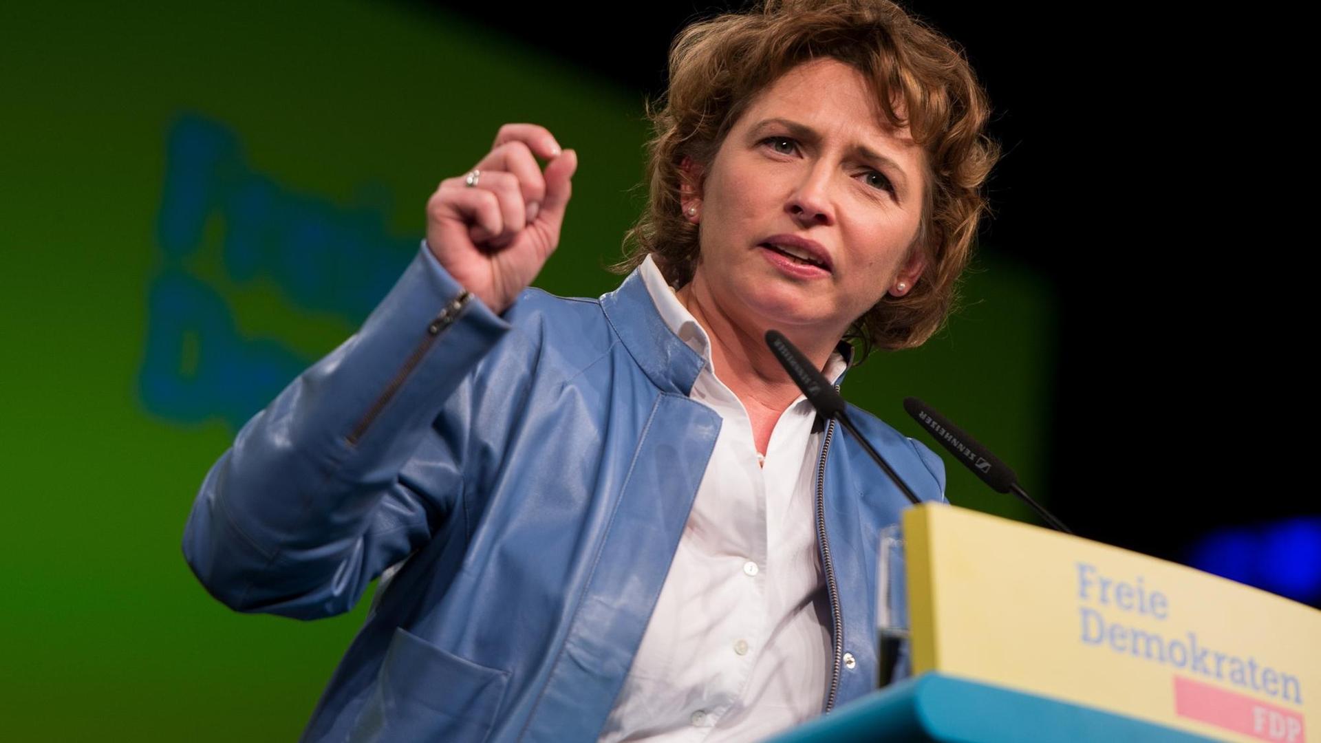 FDP-Generalsekretärin Nicola Beer spricht am 29.04.2017 beim FDP-Bundesparteitag in Berlin. Auf der Tagesordnung stehen unter anderem Beratung des Wahlprogramms und weitere Wahlen zum Parteivorstand. FDP-Generalsekretärin Nicola Beer spricht am 29.04.2017 beim FDP-Bundesparteitag in Berlin. Auf der Tagesordnung stehen unter anderem Beratung des Wahlprogramms und weitere Wahlen zum Parteivorstand.