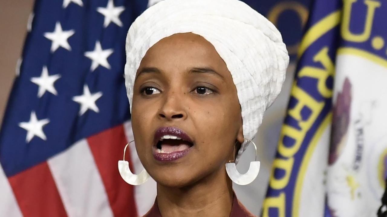Das Bild zeigt die US-Demokratin Ilhan Omar, die im Kongress sitzt. Das Bild zeigt die US-Demokratin Ilhan Omar, die im Kongress sitzt.