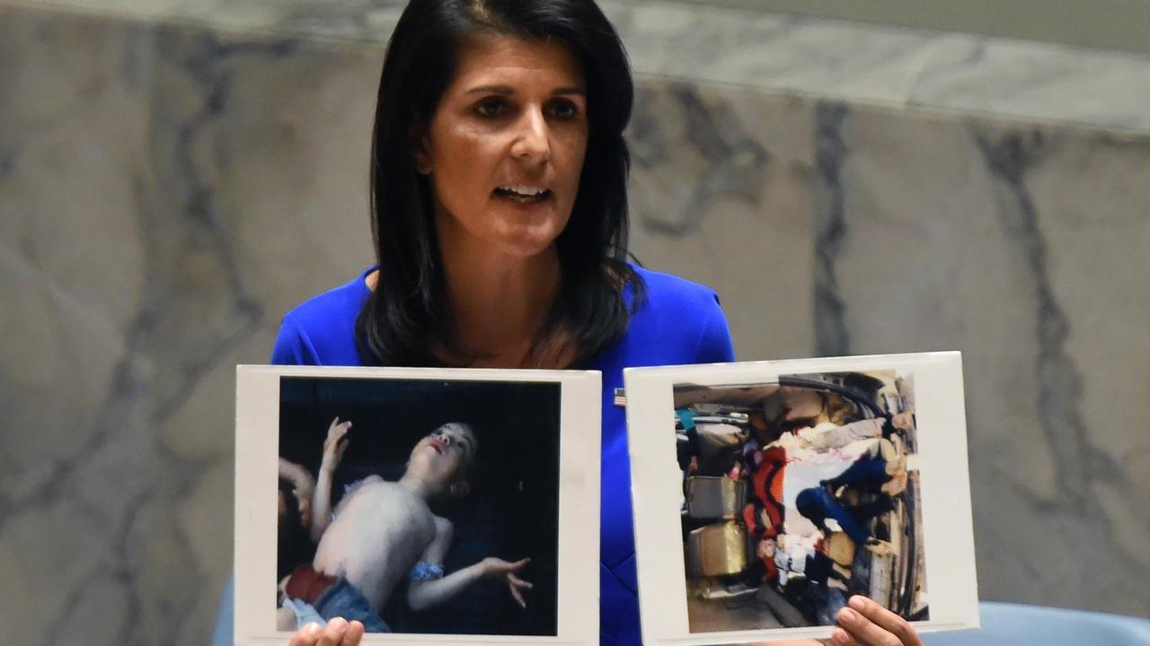 Die US-amerikanische UN-Botschafterin Nikki Haley zeigt am 5. April 2017 im Sicherheitsrat Fotos der Opfer des Giftgasangriffs in Syrien.