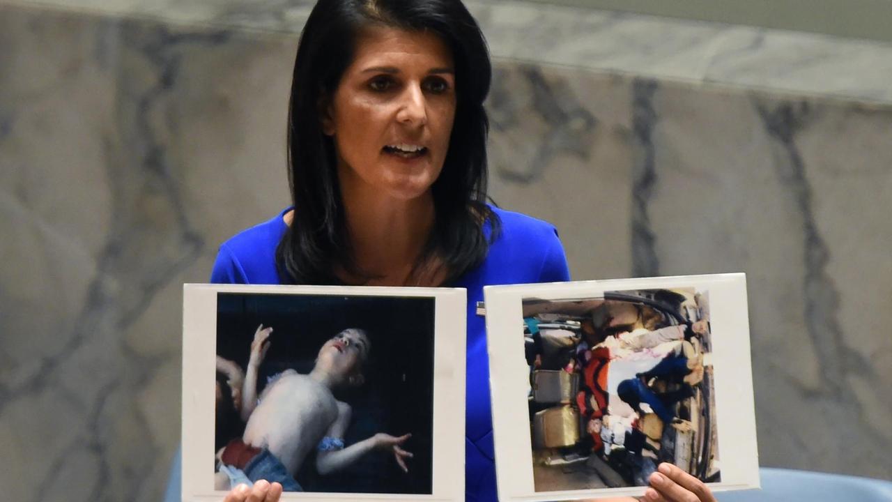 Die UNO-Botschafterin Nikki Haley zeigt im UN-Sicherheitsrat Fotos der Opfer des Giftgasangriffs in Syrien. 5.4.2017. New York, USA. Die UNO-Botschafterin Nikki Haley zeigt im UN-Sicherheitsrat Fotos der Opfer des Giftgasangriffs in Syrien. 5.4.2017. New York, USA.