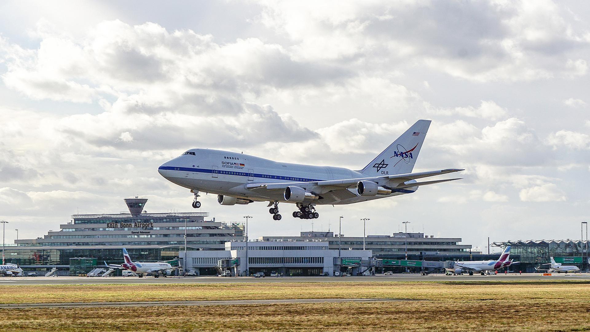 Ungewohnter Anblick: SOFIA am Flughafen Köln-Bonn Ungewohnter Anblick: SOFIA am Flughafen Köln-Bonn