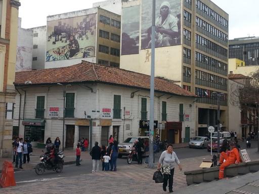 Fotos an Häuserfassaden in Kolumbiens Hauptstadt Bogotá erinnern an die Opfer des bewaffneten Konflikts