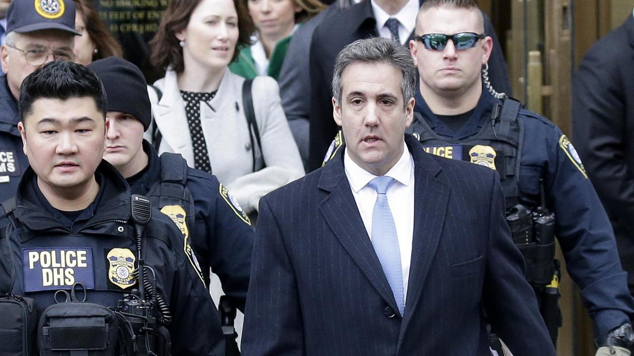 US-Präsident Donald Trumps ehemaliger Anwalt Michael Cohen mit Polizisten vor einem Gerichtsgebäude in New York US-Präsident Donald Trumps ehemaliger Anwalt Michael Cohen mit Polizisten vor einem Gerichtsgebäude in New York