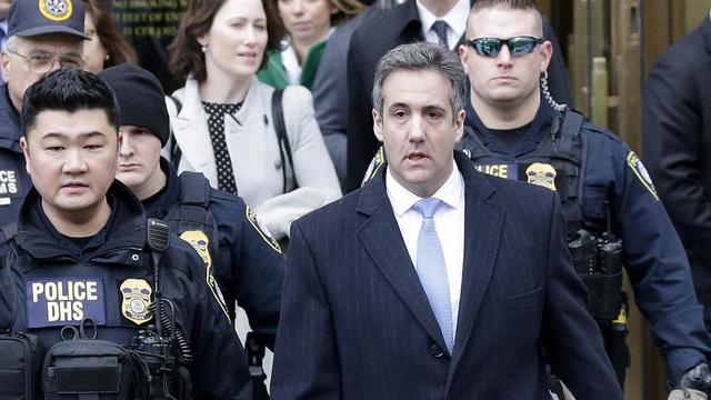 US-Präsident Donald Trumps ehemaliger Anwalt Michael Cohen mit Polizisten vor einem Gerichtsgebäude in New York