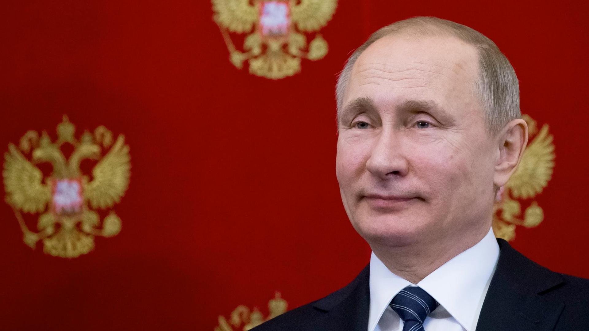 Wladimir Putin, neuer und alter Präsident Russlands, lächelt in die Kamera. Wladimir Putin, neuer und alter Präsident Russlands, lächelt in die Kamera.