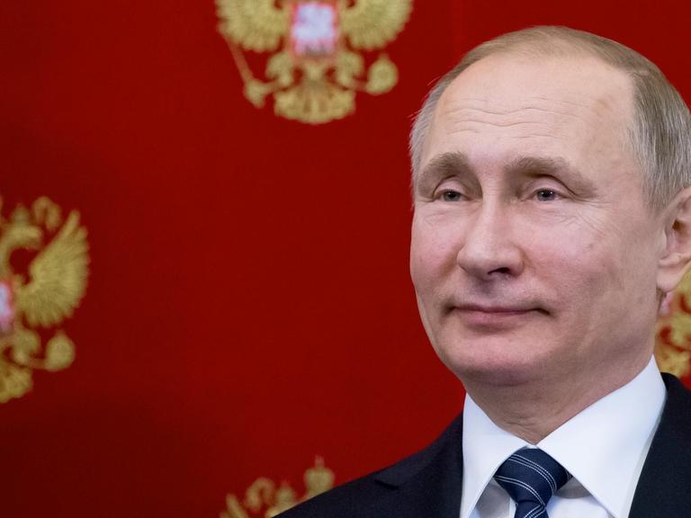 Wladimir Putin, neuer und alter Präsident Russlands, lächelt in die Kamera.
