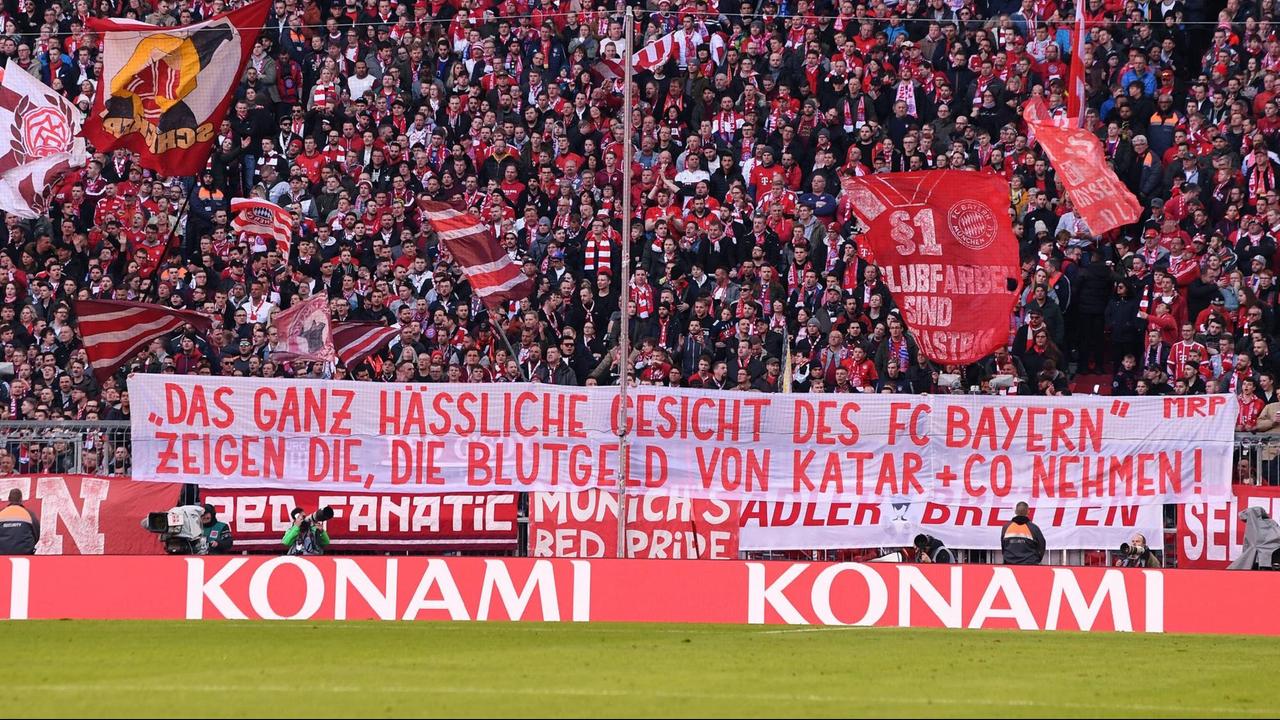 Fans hissen bei einem Fußballspiel ein Banner, auf dem steht: "Das ganz hässliche Gesicht des FC Bayern München zeigen die, die Blutgeld von Katar und Co nehmen" Fans hissen bei einem Fußballspiel ein Banner, auf dem steht: "Das ganz hässliche Gesicht des FC Bayern München zeigen die, die Blutgeld von Katar und Co nehmen"