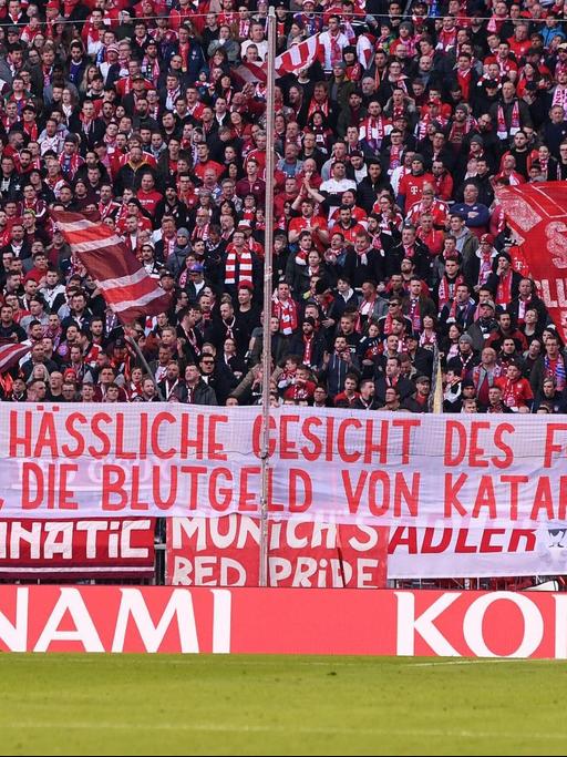 Fans hissen bei einem Fußballspiel ein Banner, auf dem steht: "Das ganz hässliche Gesicht des FC Bayern München zeigen die, die Blutgeld von Katar und Co nehmen"
