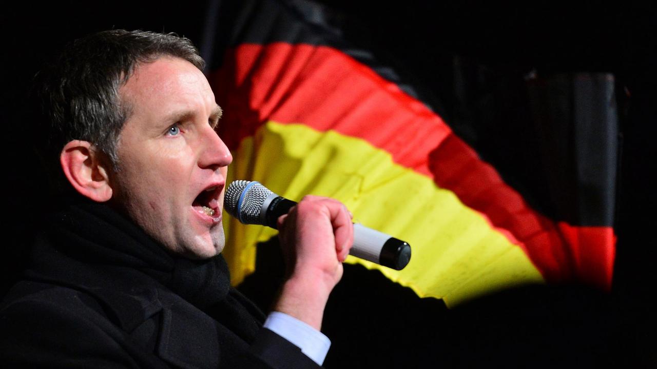 Der thüringische AfD-Chef Björn Höcke auf einer Demonstration seiner Partei in Erfurt am 13.01.2016. Der thüringische AfD-Chef Björn Höcke auf einer Demonstration seiner Partei in Erfurt am 13.01.2016.