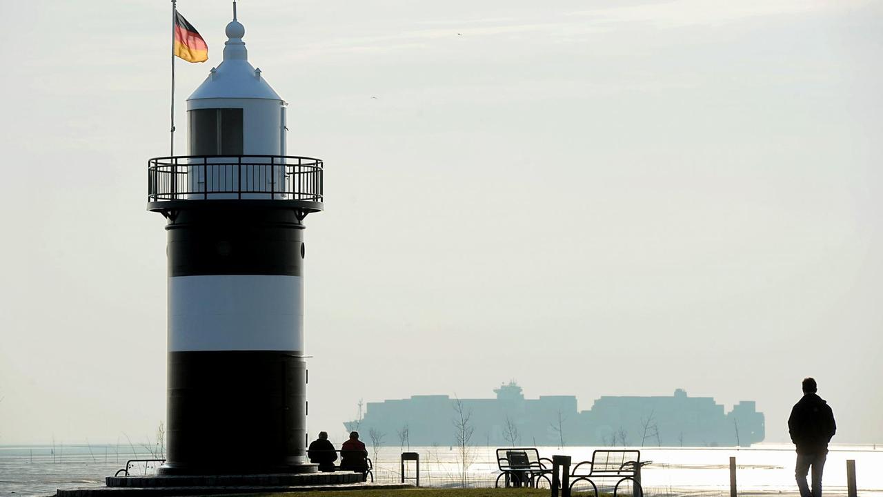 Nordseebesucher genießen am kleinen, schwarzweissen Leuchtturm an der Sielhafeneinfahrt von Wremen (Niedersachsen) am 17.03.2015 das frühlingshafte Wetter an der Aussenweser, während ein Mega-Containerschiff mit Kurs Bremerhaven vorbeifährt. Bei Sonnenschein und Temperaturen um die zwölf Grad Celsius liegt zur Zeit ein wenig Frühling in der salzigen Nordseeluft. Nordseebesucher genießen am kleinen, schwarzweissen Leuchtturm an der Sielhafeneinfahrt von Wremen (Niedersachsen) am 17.03.2015 das frühlingshafte Wetter an der Aussenweser, während ein Mega-Containerschiff mit Kurs Bremerhaven vorbeifährt. Bei Sonnenschein und Temperaturen um die zwölf Grad Celsius liegt zur Zeit ein wenig Frühling in der salzigen Nordseeluft.
