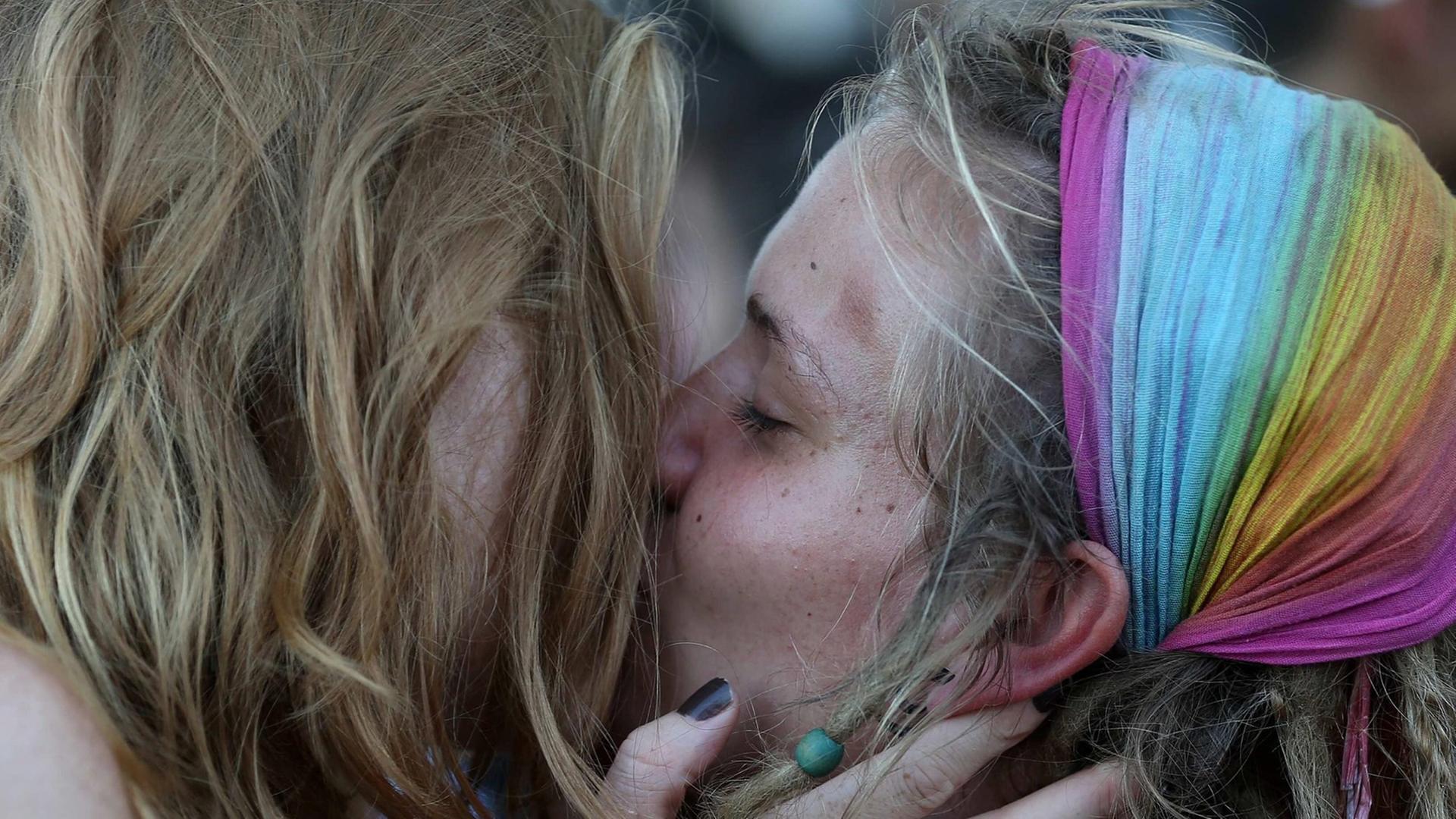 Zwei Frauen küssen sich im Rahmen einer Gay Pride Parade in Rio de Janeiro Zwei Frauen küssen sich im Rahmen einer Gay Pride Parade in Rio de Janeiro
