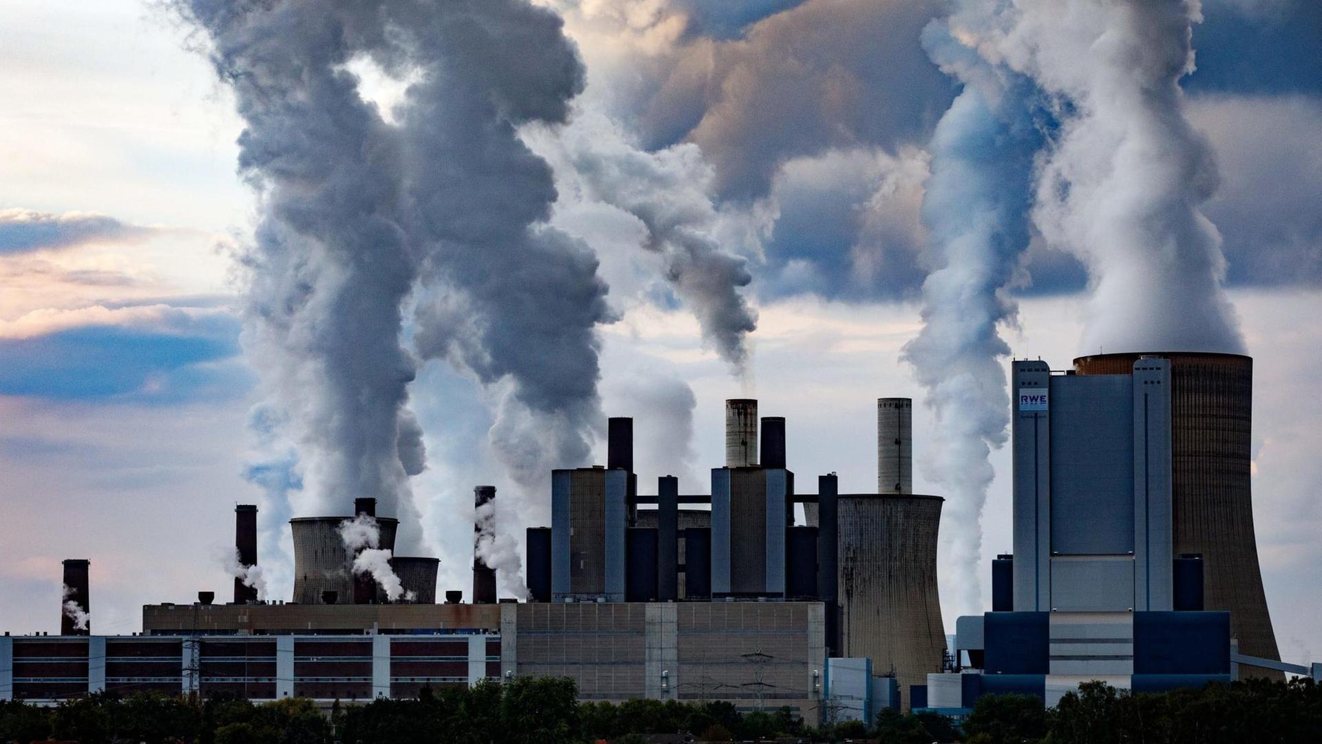 Blick auf das Braunkohlekraftwerk Niederaußem der RWE Power AG in Bergheim-Niederaußem Blick auf das Braunkohlekraftwerk Niederaußem der RWE Power AG in Bergheim-Niederaußem