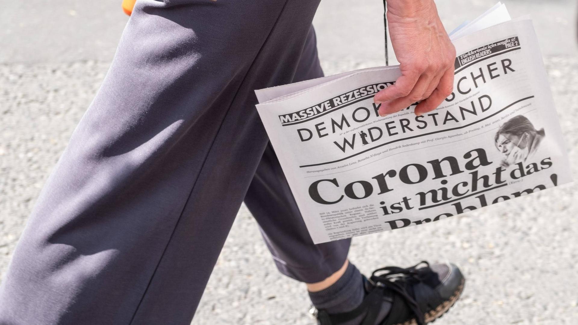 Die Zeitung "Demokratischer Widerstand" mit der Überschrift "Corona ist nicht das Problem" beim Prostest der "Kommunikationsstelle Demokratischer Widerstand" in Berlin.