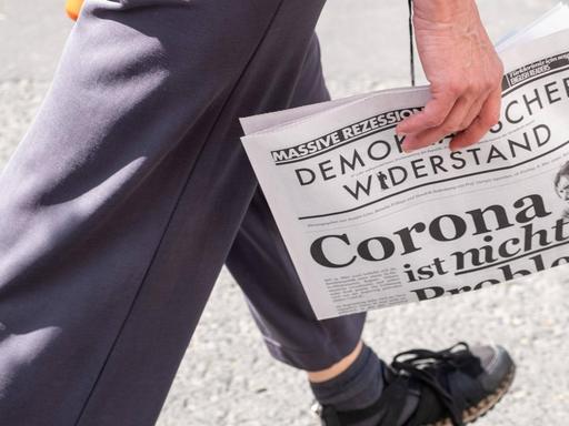 Die Zeitung "Demokratischer Widerstand" mit der Überschrift "Corona ist nicht das Problem" beim Prostest der "Kommunikationsstelle Demokratischer Widerstand" in Berlin. Die Zeitung "Demokratischer Widerstand" mit der Überschrift "Corona ist nicht das Problem" beim Prostest der "Kommunikationsstelle Demokratischer Widerstand" in Berlin.