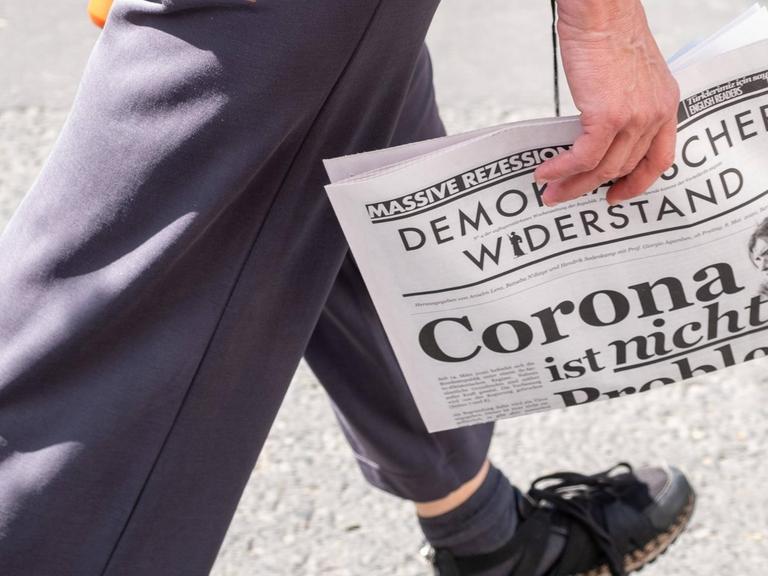 Die Zeitung "Demokratischer Widerstand" mit der Überschrift "Corona ist nicht das Problem" beim Prostest der "Kommunikationsstelle Demokratischer Widerstand" in Berlin.