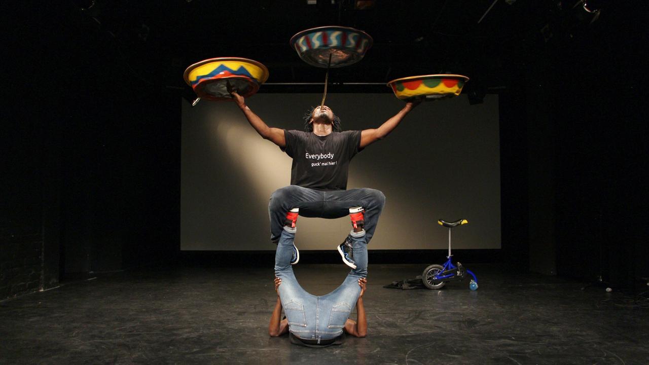 Der Tänzer Dodzi Dougban und der Zirkusartist Thomas Kunfira bei einer gemeinsamen Tanzperformance Der Tänzer Dodzi Dougban und der Zirkusartist Thomas Kunfira bei einer gemeinsamen Tanzperformance