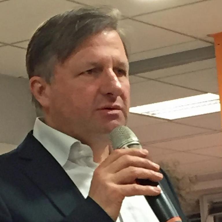 Sylvain Wasermann hält bei einer Wahlveranstaltung zur Europawahl ein Mikrofon in der Hand