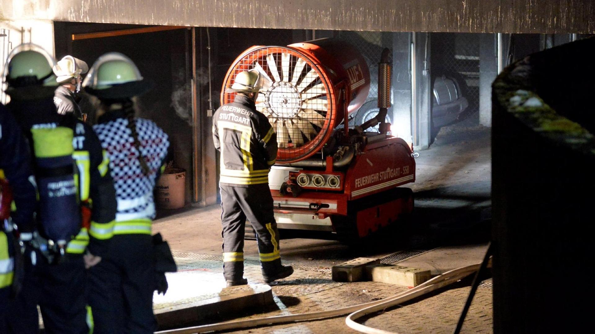 Feuerwehrleute versuchen mit einem Spezialfahrzeug eine Tiefgarage qualmfrei zu machen Feuerwehrleute versuchen mit einem Spezialfahrzeug eine Tiefgarage qualmfrei zu machen