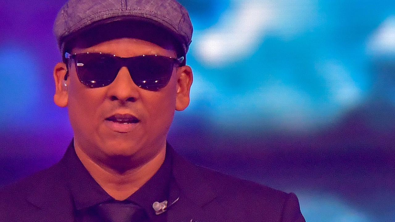 Xavier Naidoo mit Sonnenbrille und Mütze blickt in Richtung des Betrachters. Xavier Naidoo mit Sonnenbrille und Mütze blickt in Richtung des Betrachters.