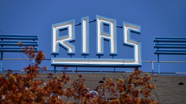 Der RIAS-Schriftzug auf dem Funkhaus am Hans-Rosenthal-Platz in Berlin vor strahlend blauem Himmel